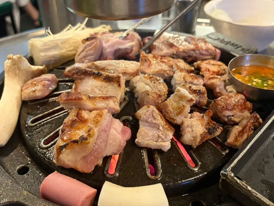 노릇하게 구워진 생갈비와 갈빗대