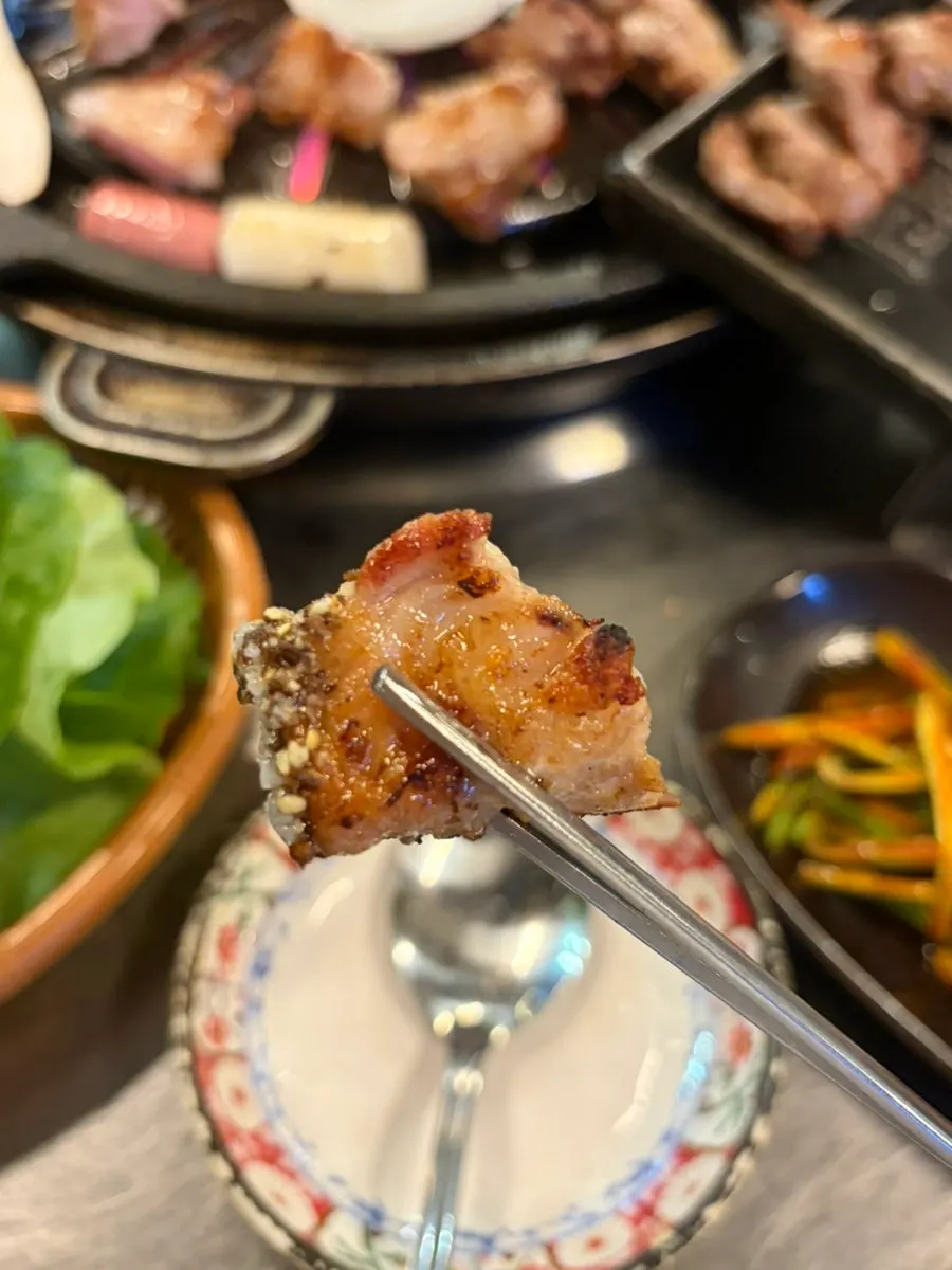 양념장에 찍어 먹는 흑돼지 생갈비 한 점