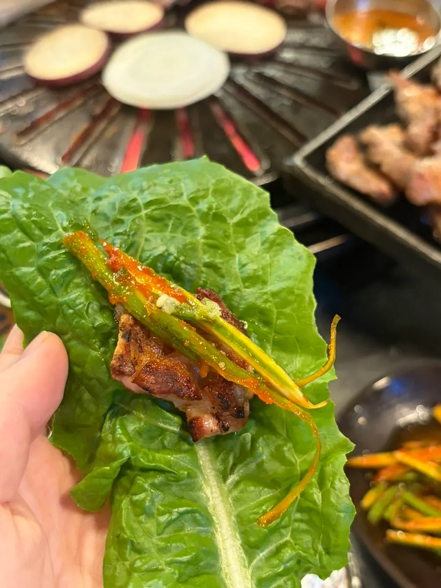 쌈채소에 올린 생갈비 고기
