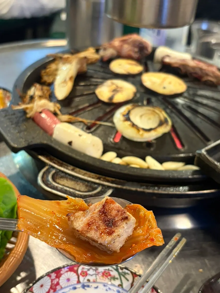 신김치와 함께 먹는 흑돼지 생갈비