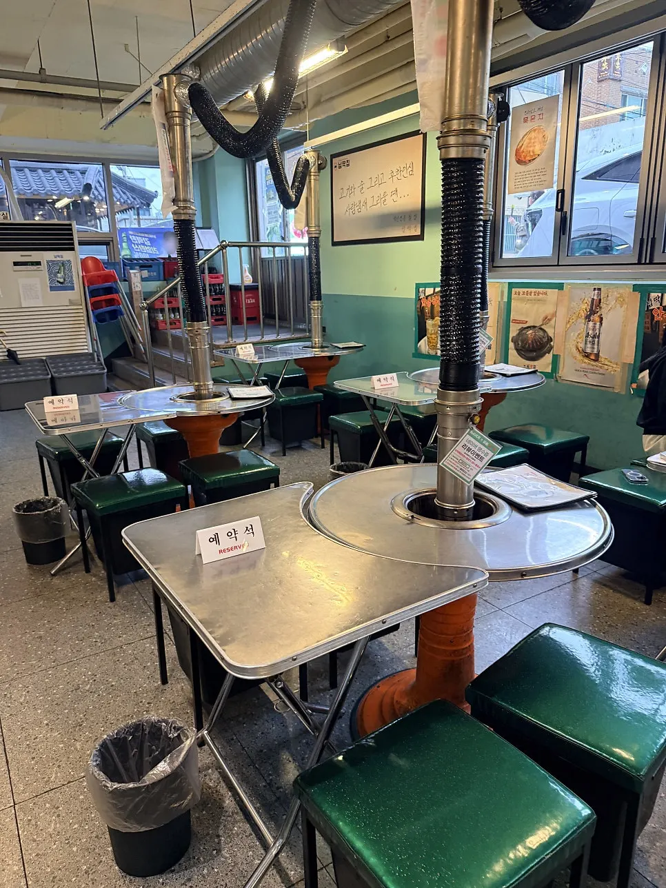 Table seating equipped with grills and ventilation