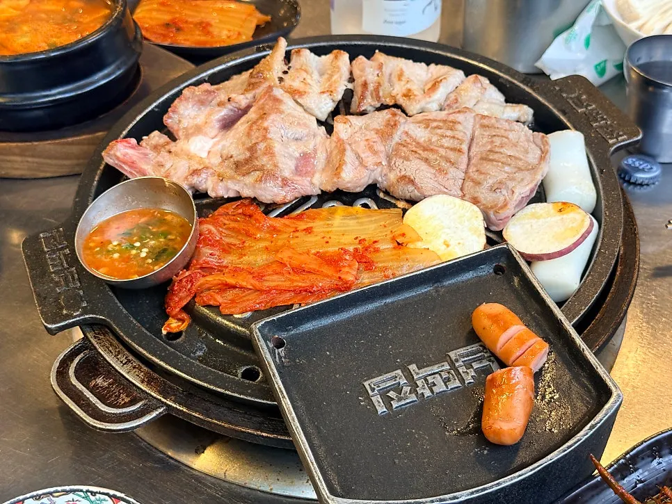 Raw ribs and grilled vegetables on the pan
