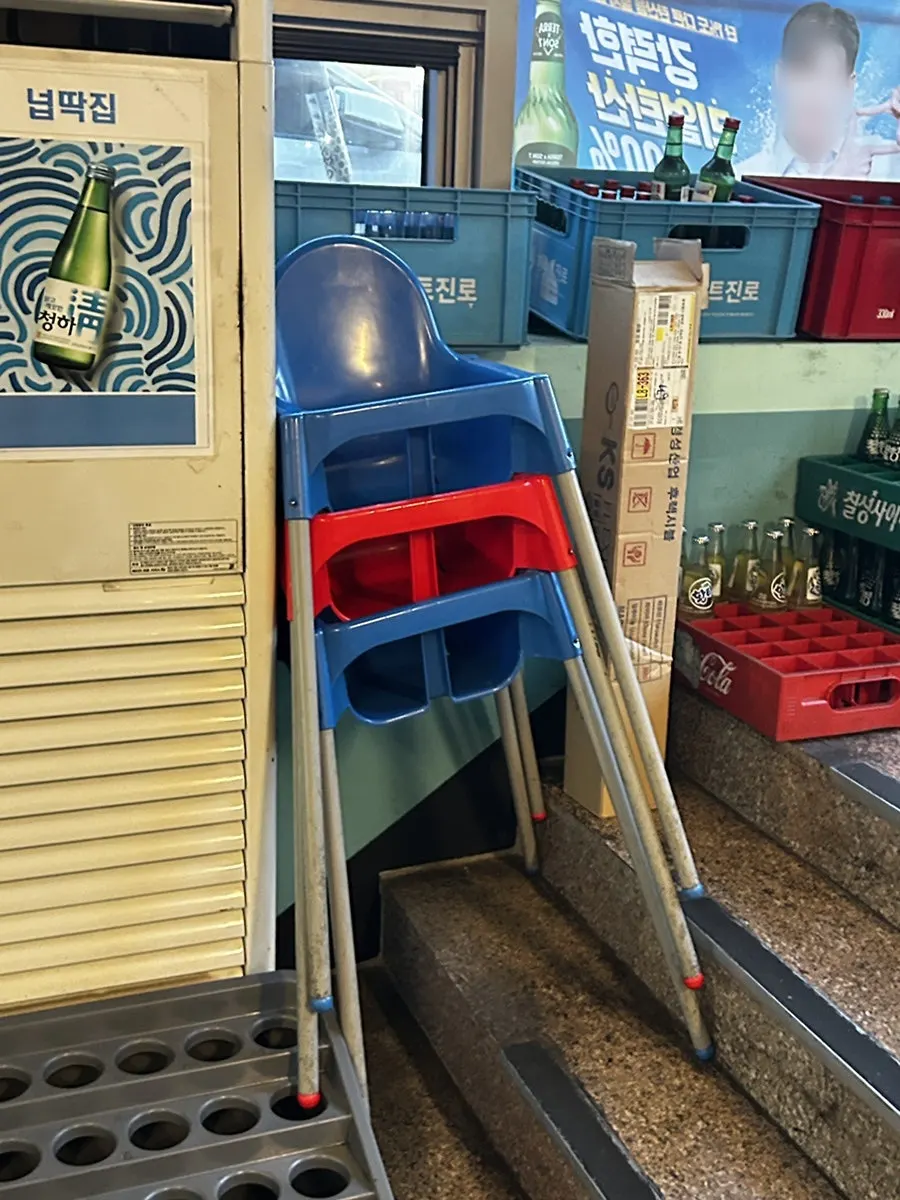 넙딱집 삼송점 대기 좌석과 종이 웨이팅 안내