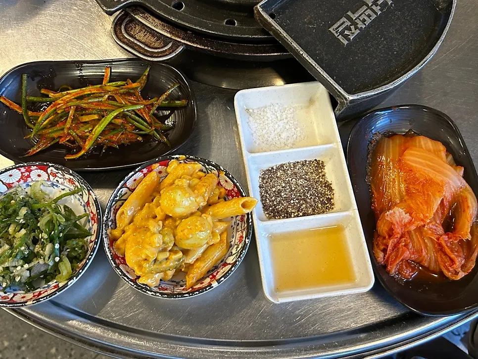 넙딱집 삼송점 기본 밑반찬 상차림
