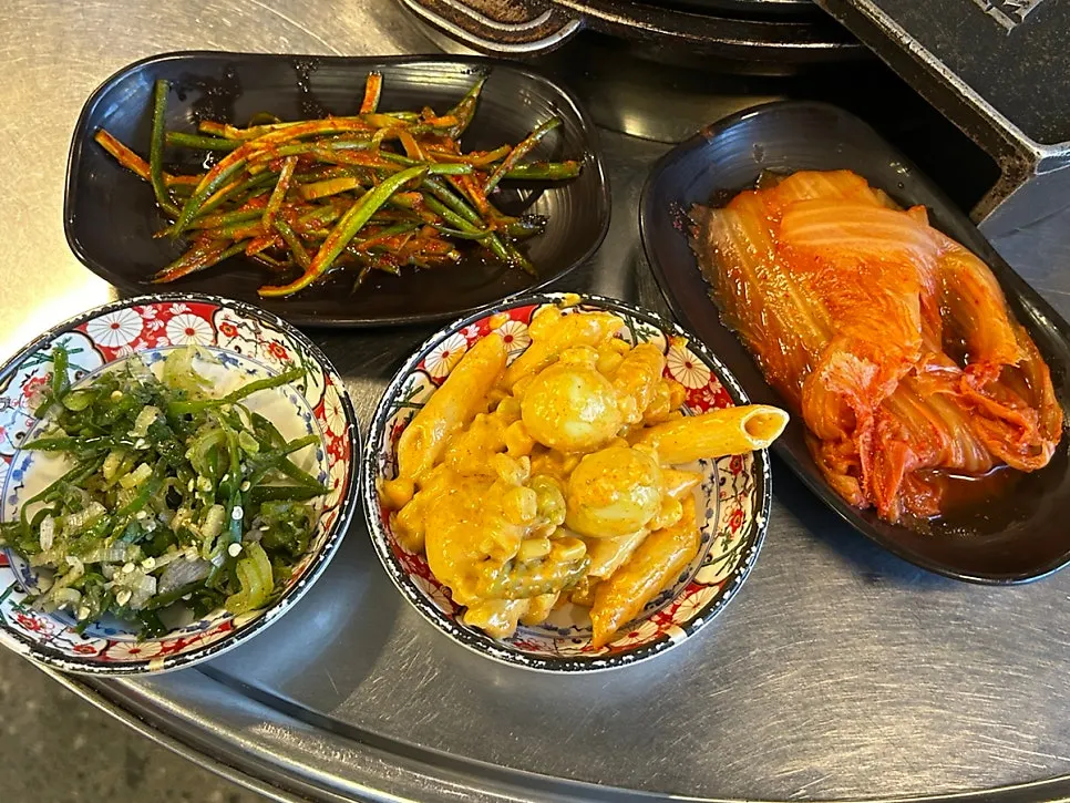 카레맛 마카로니가 포함된 밑반찬 접시