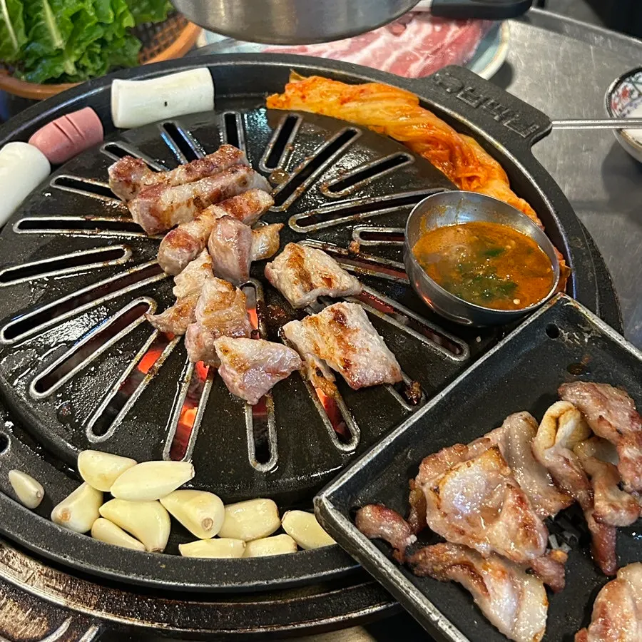 노릇하게 구워지는 삼겹살