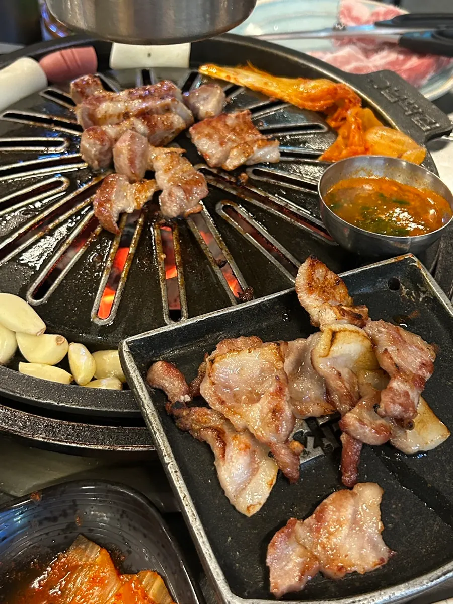 밑반찬과 함께 차려진 고기 불판