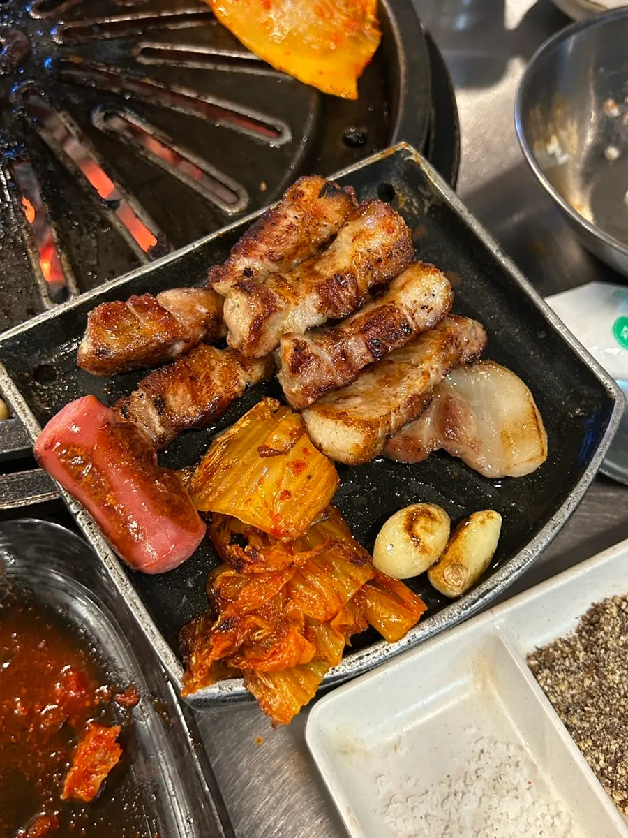 불판 앞 네모난 판에 올린 구운 고기
