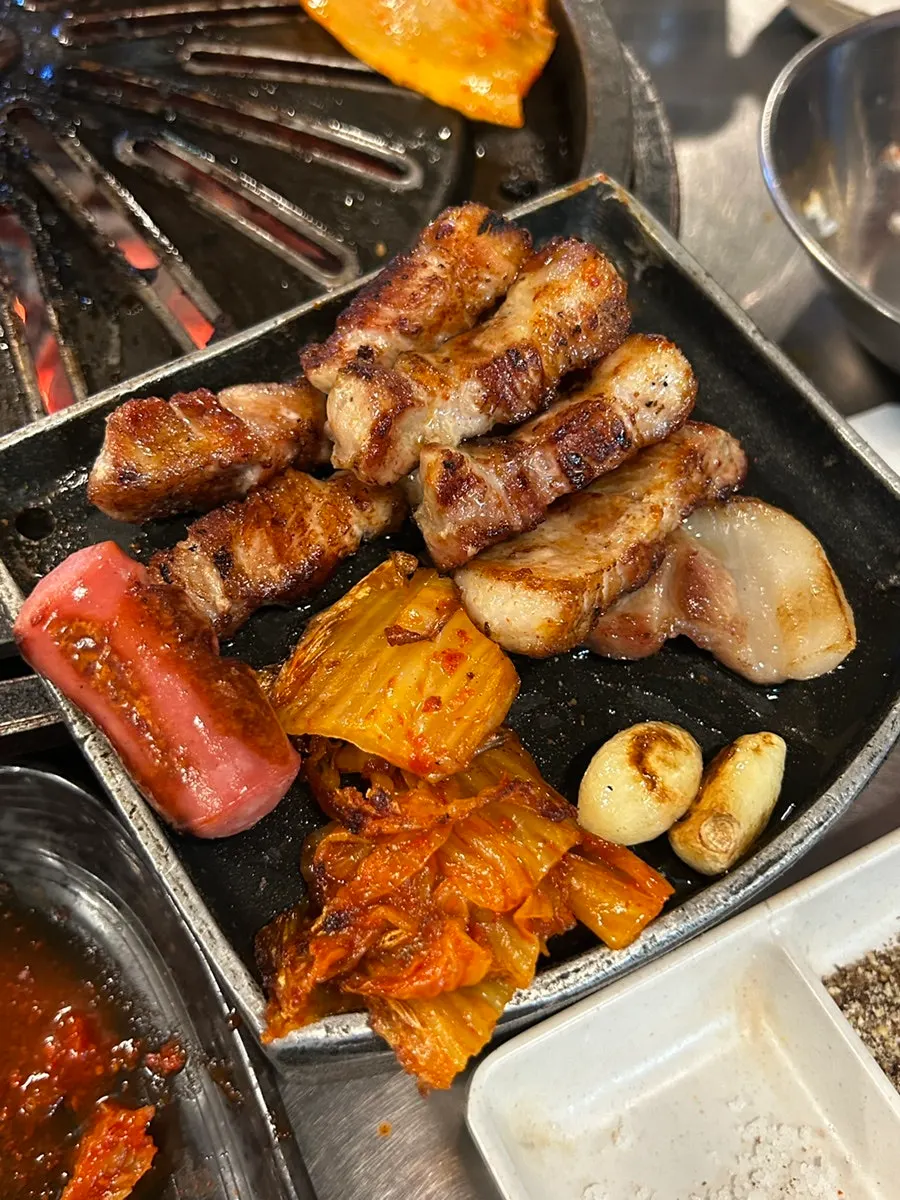 보온판에 옮겨둔 삼겹살