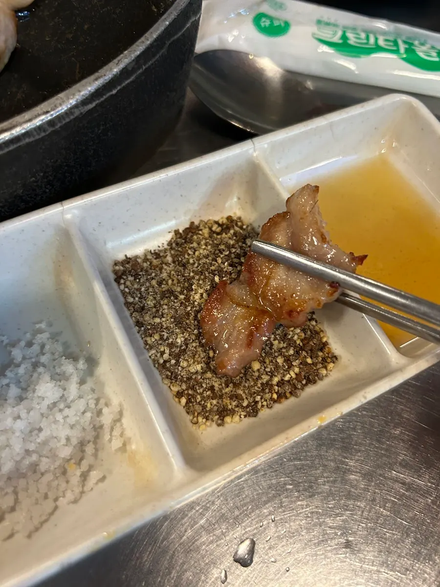 넙딱집 삼송점 구운 삼겹살 한 점