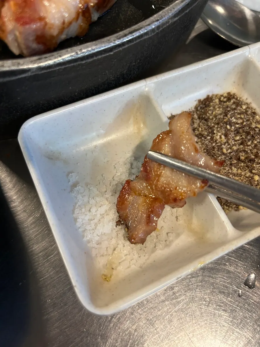 꼬들살과 삼겹살이 함께 구워진 불판