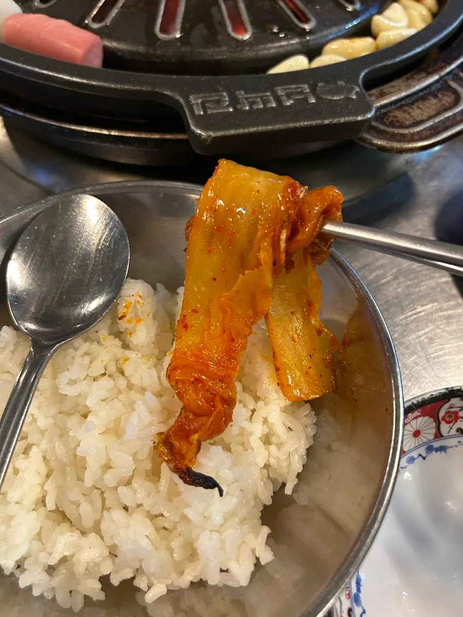쌈채소와 멜젓에 곁들인 삼겹살