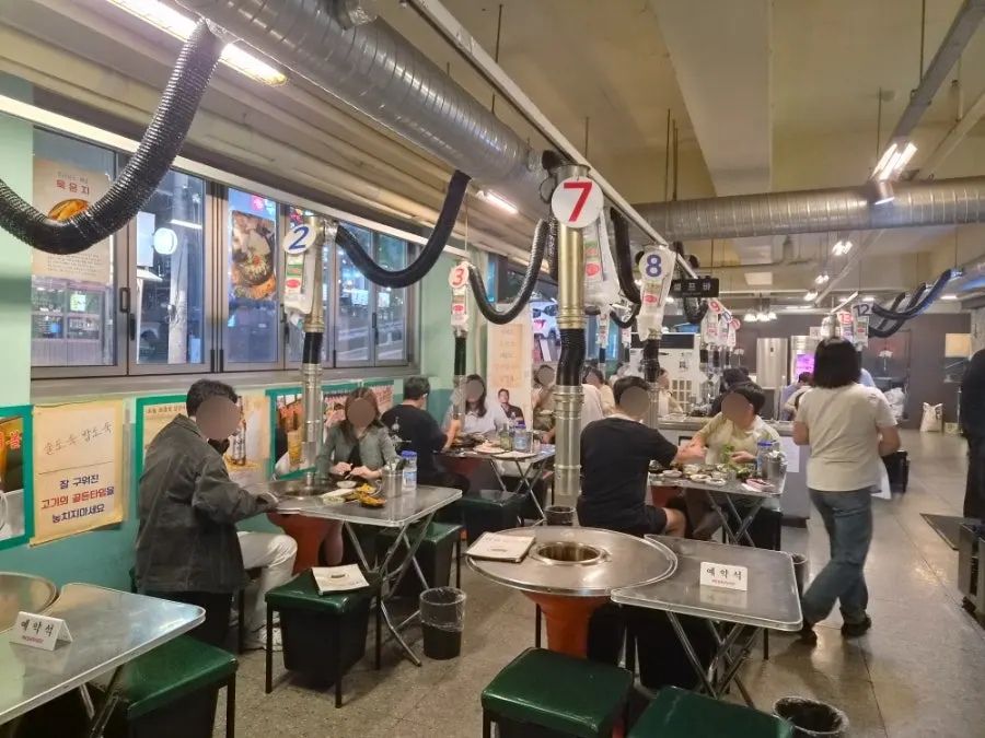Spacious dining hall interior of Neopttakjip Samsong Branch