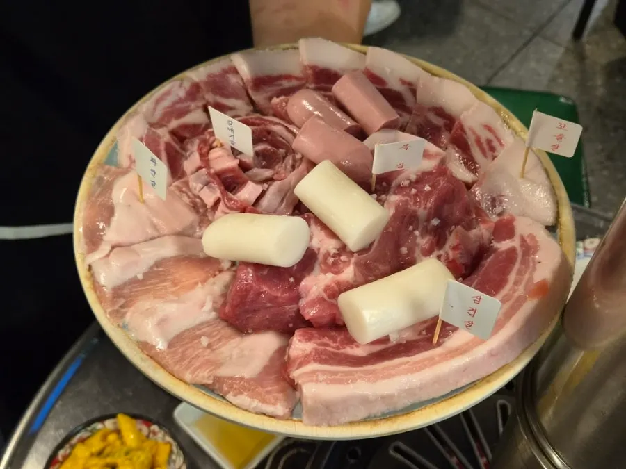 Five cuts of pork making up the 800g special mixed grill