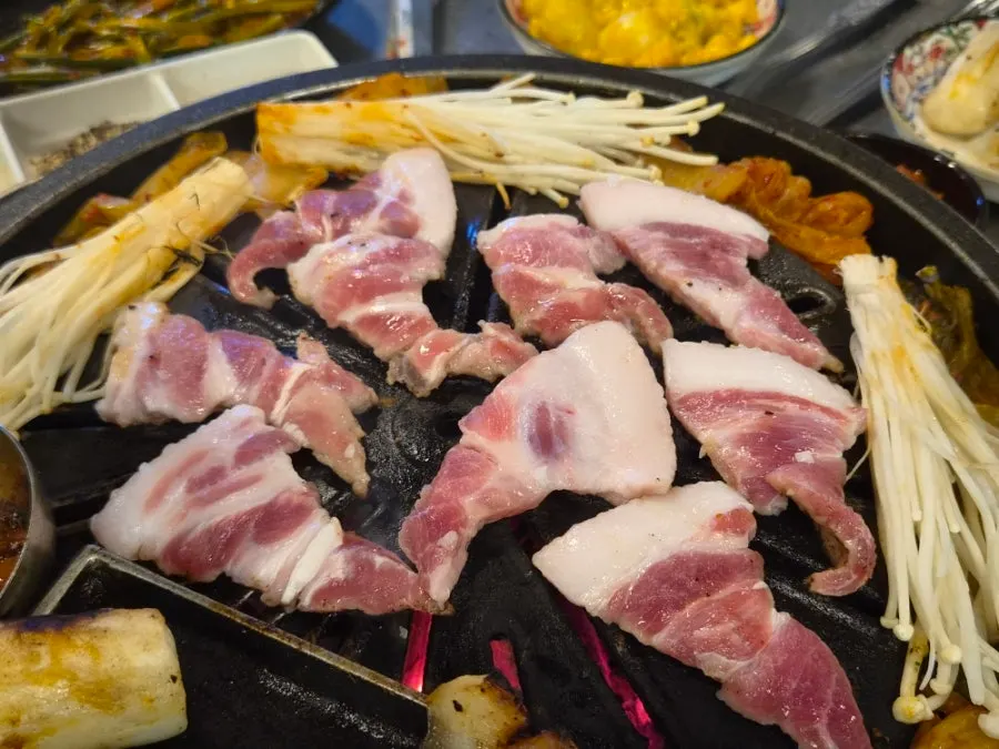 Kkodeulsal on the cast-iron plate
