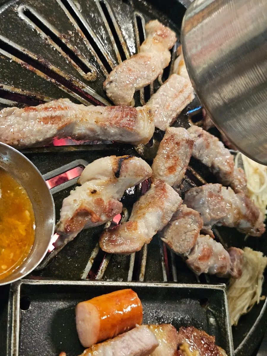 Mixed grill and rice cakes on the grill