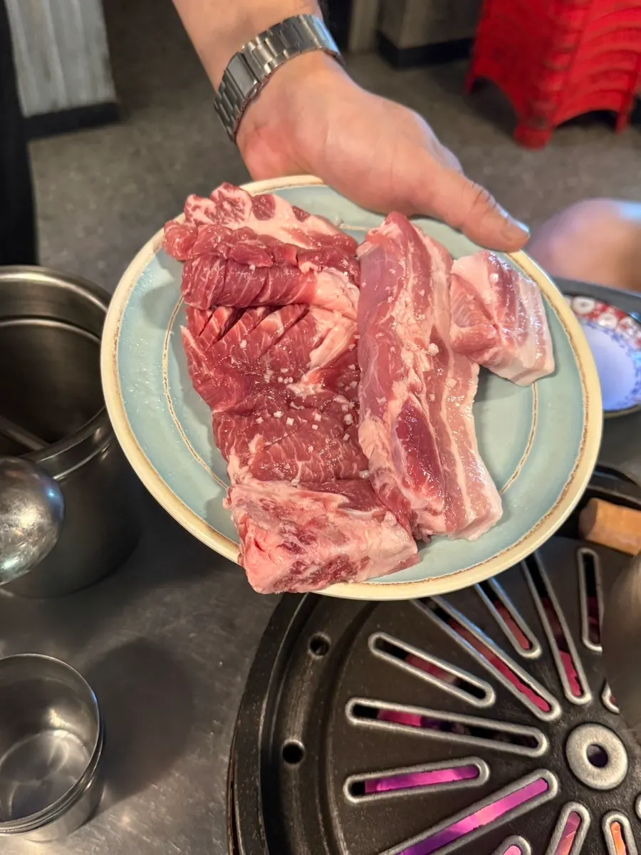 산청흑돼지생갈비와 삼겹살 음식