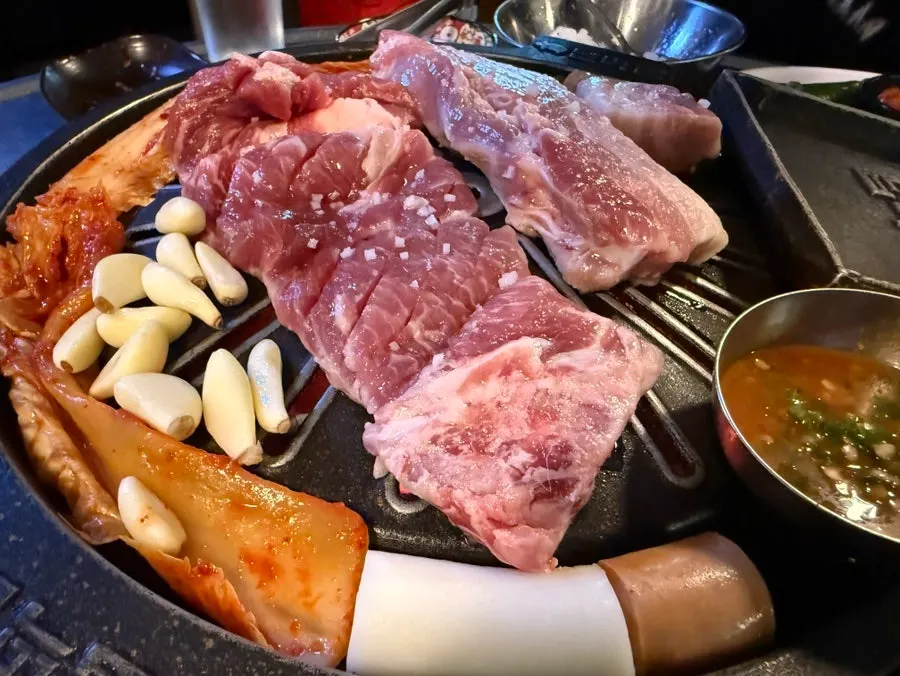 산청흑돼지생갈비와 삼겹살 음식