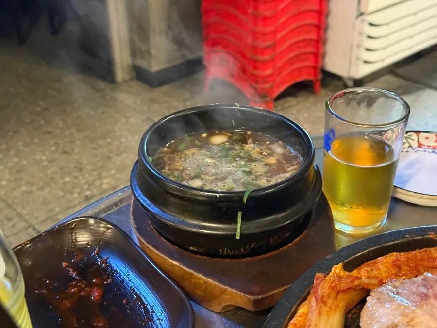 노릇하게 구운 삼겹살 한 점