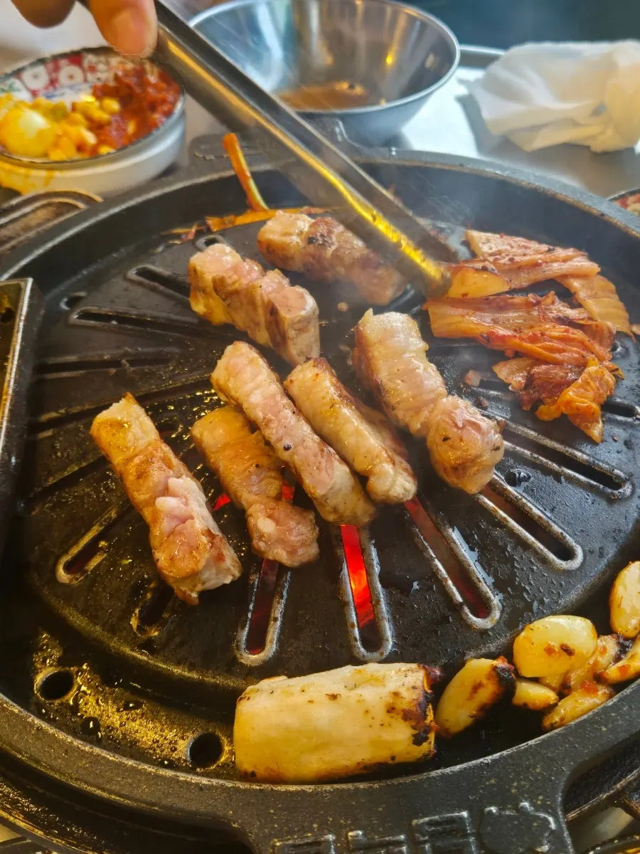Thickly cut grilled pork belly at Neopttakjip Samsong Branch