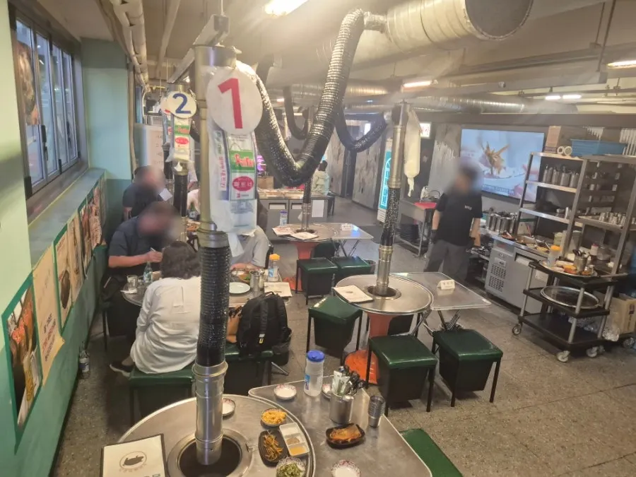 Inside Neopttakjip Samsong Branch with its comfortable, homey atmosphere