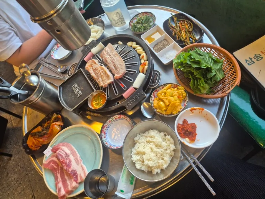 Full table spread at Neopttakjip Samsong Branch