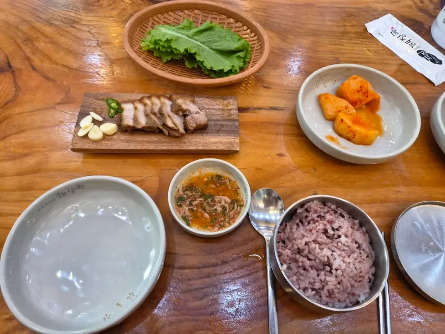 Sign about takeout and free extra rice