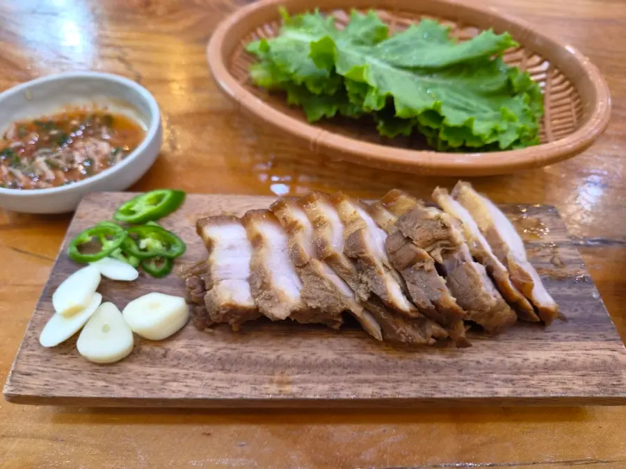 Basic side dishes with kkakdugi and minced garlic