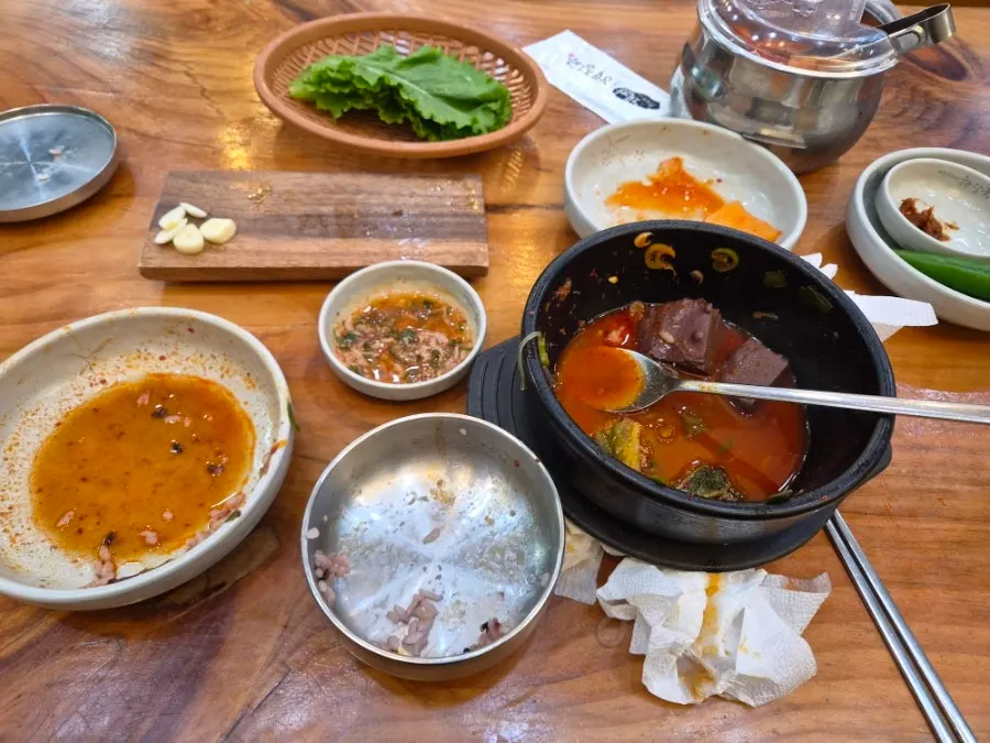 An empty haejangguk stone bowl, finished without leftovers
