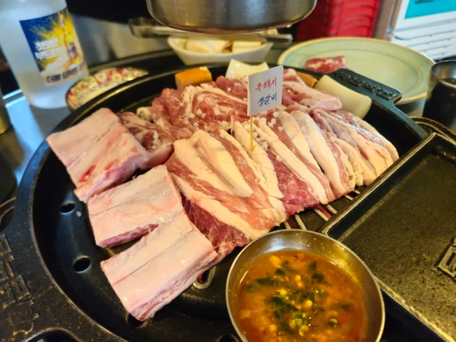 두꺼운 불판에서 구워지는 생갈비