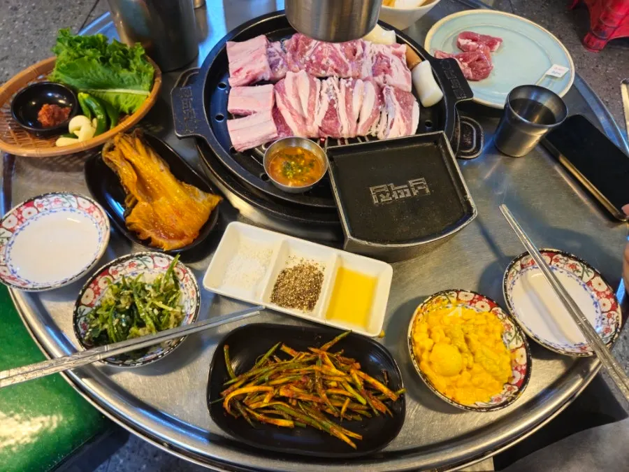 멜젓과 함께 구워지는 쌀떡과 수제소시지
