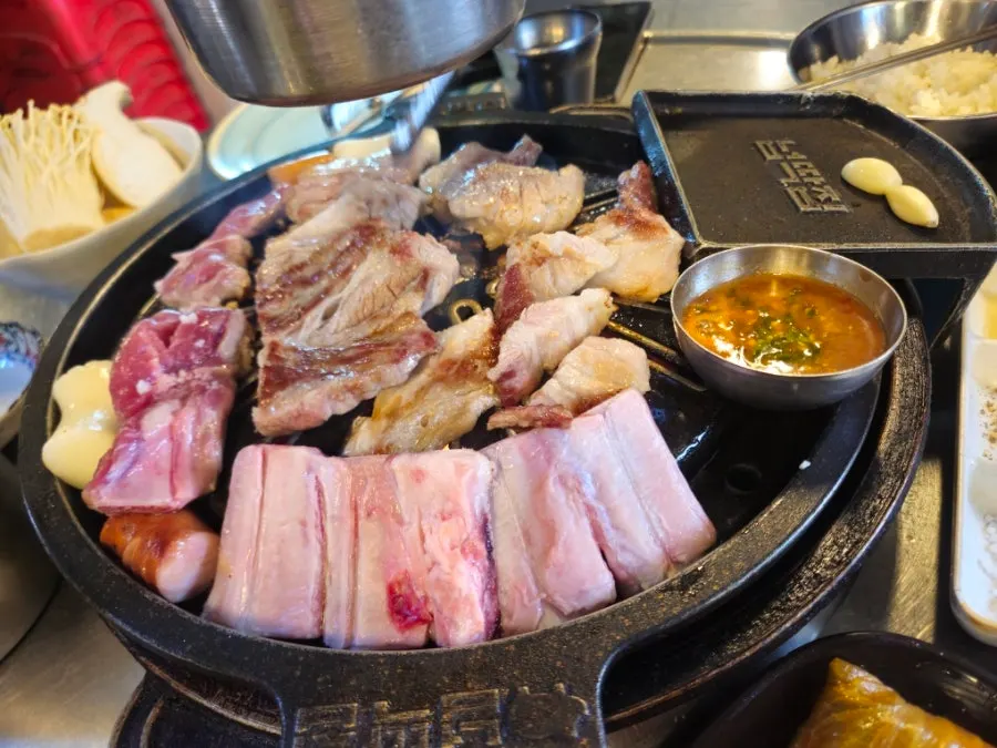 보조 불판에 올린 고기와 신김치