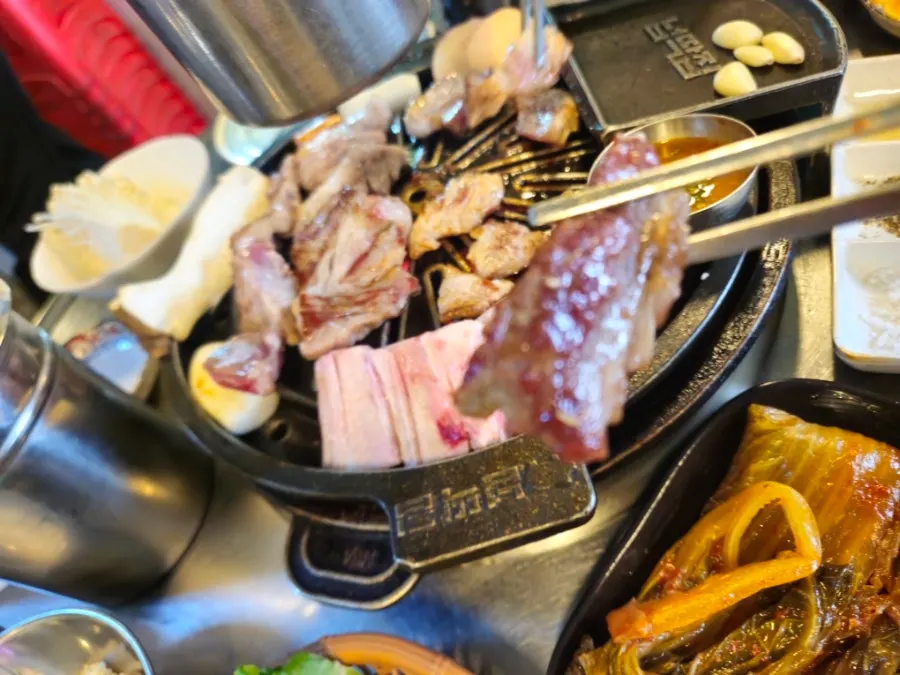 다 구워진 돼지갈비와 반찬 한 상