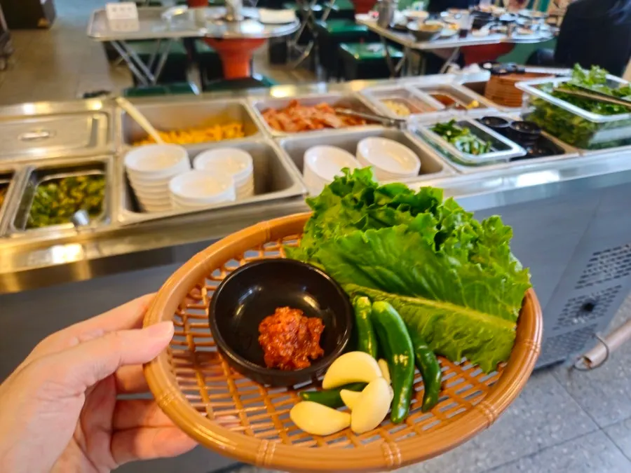 넙딱집 삼송점 셀프바 반찬과 쌈채소