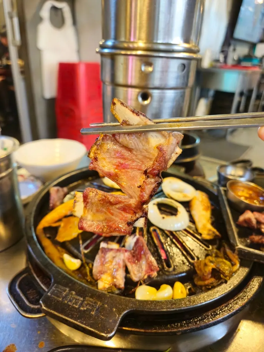 상추에 고기와 밥, 마늘 쌈장을 올린 쌈