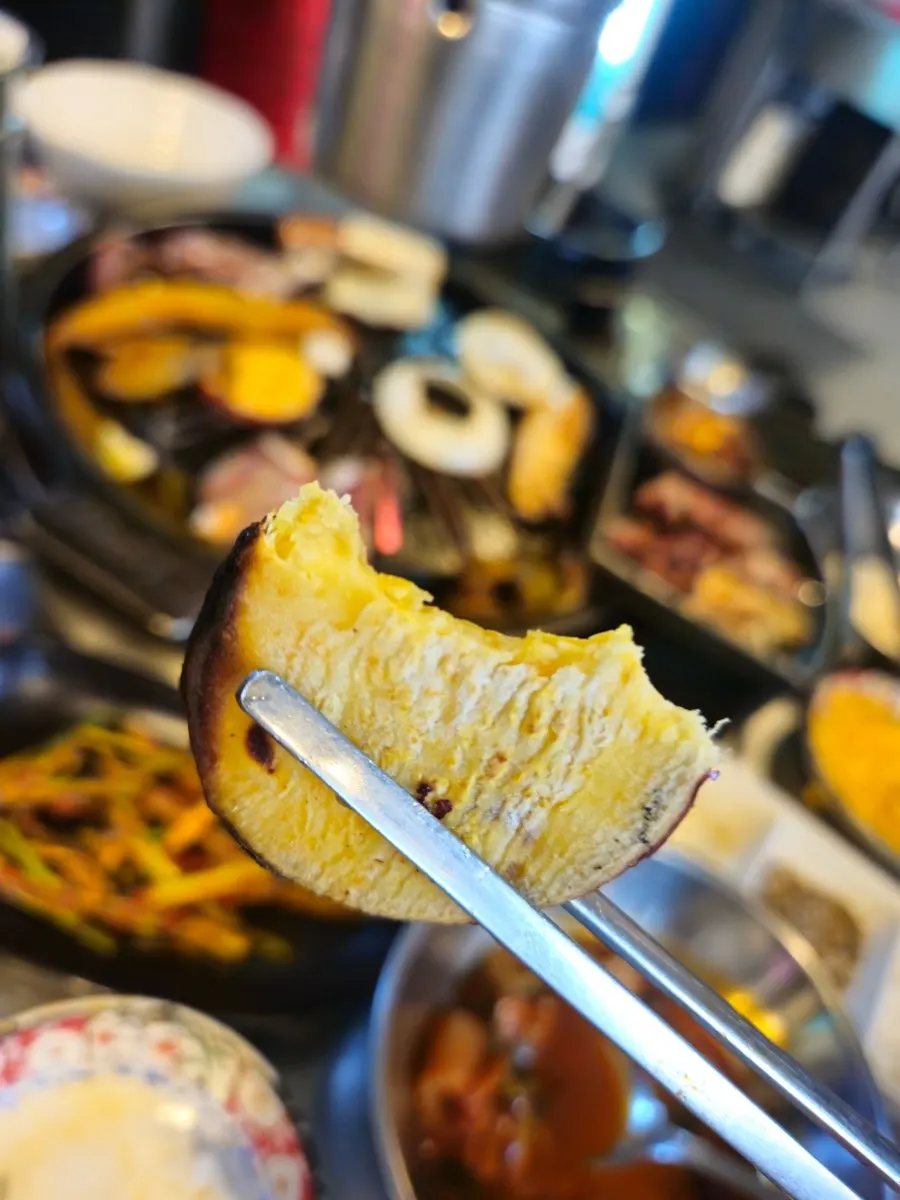 뼈가 붙은 생돼지갈비와 구운 고구마