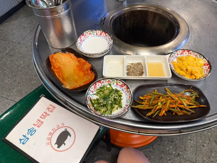 연탄불 위에서 익는 두꺼운 목심