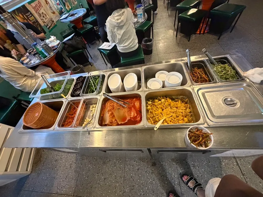 노릇하게 구워진 돼지고기 특수부위