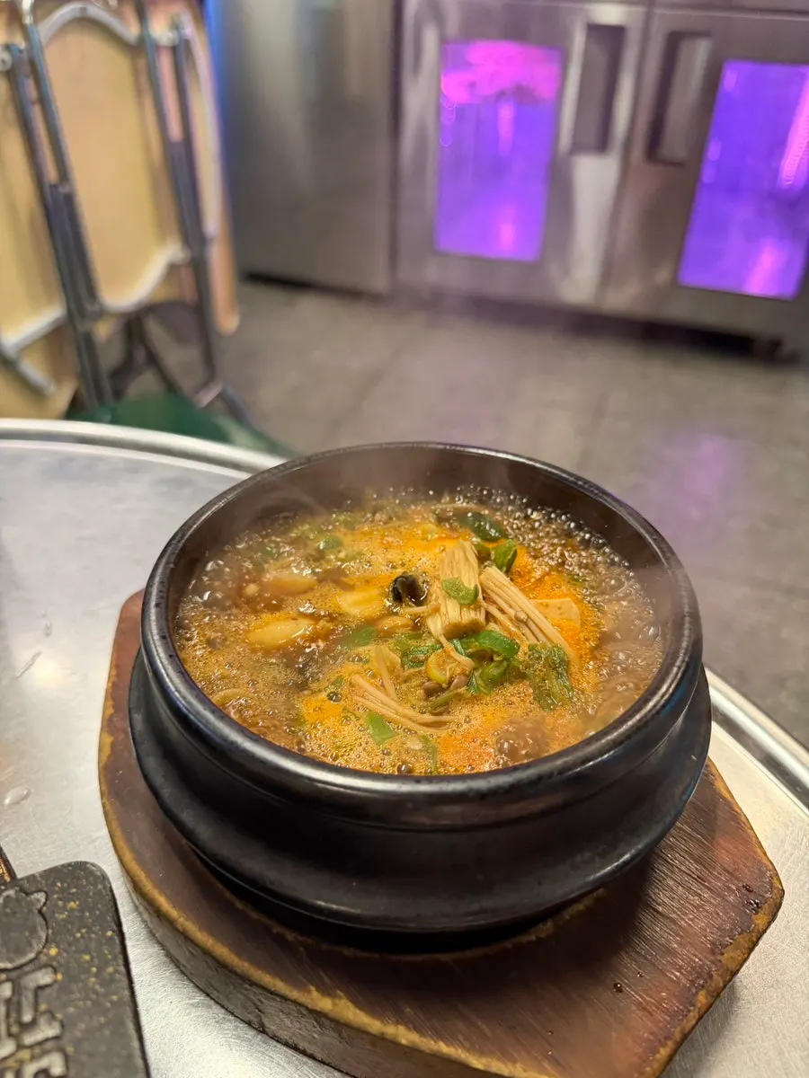 마늘쫑무침과 고추절임 등 밑반찬 접시