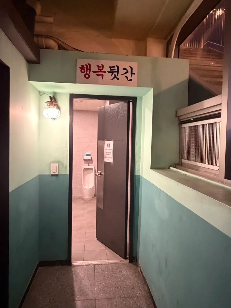 고기와 반찬이 함께 놓인 저녁 식사 테이블