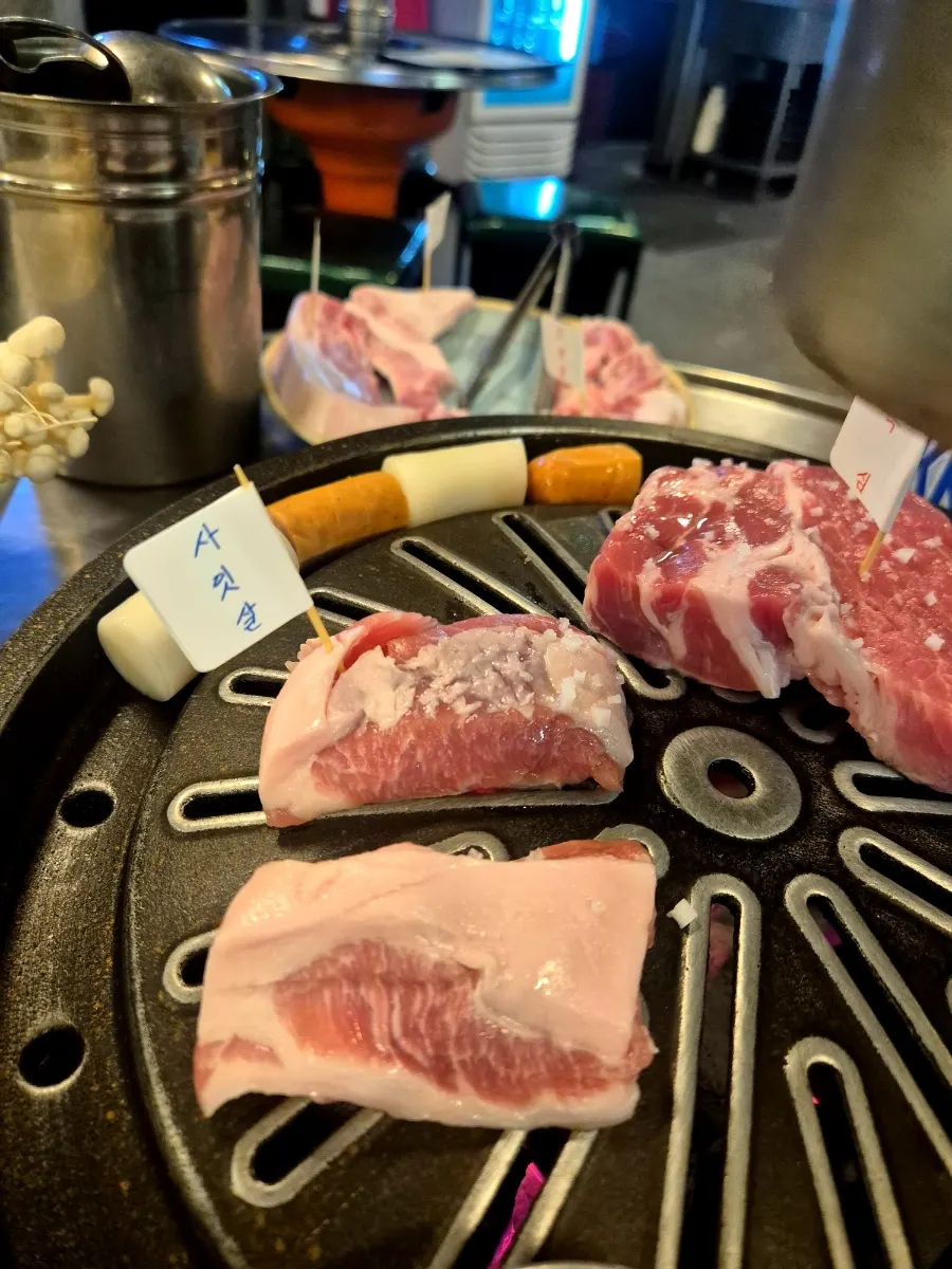 특수 제작한 묵직한 무쇠 불판