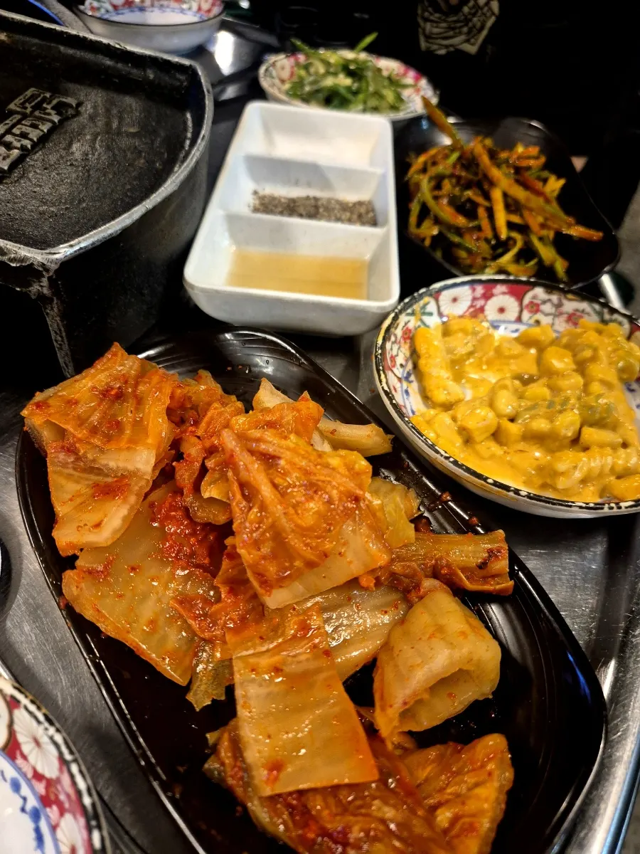 무쇠 불판에 올려진 두툼한 모둠구이 고기