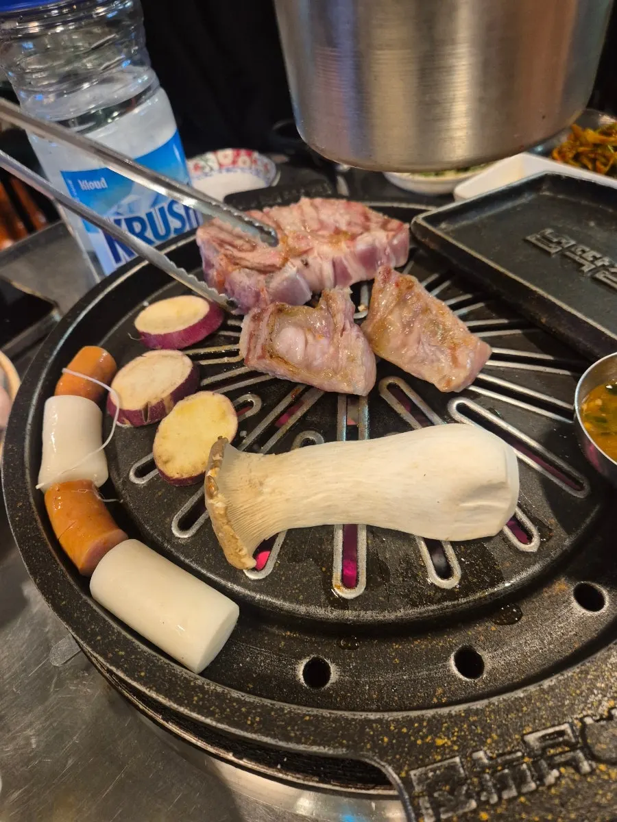 불판 위에서 노릇하게 구워지는 김치
