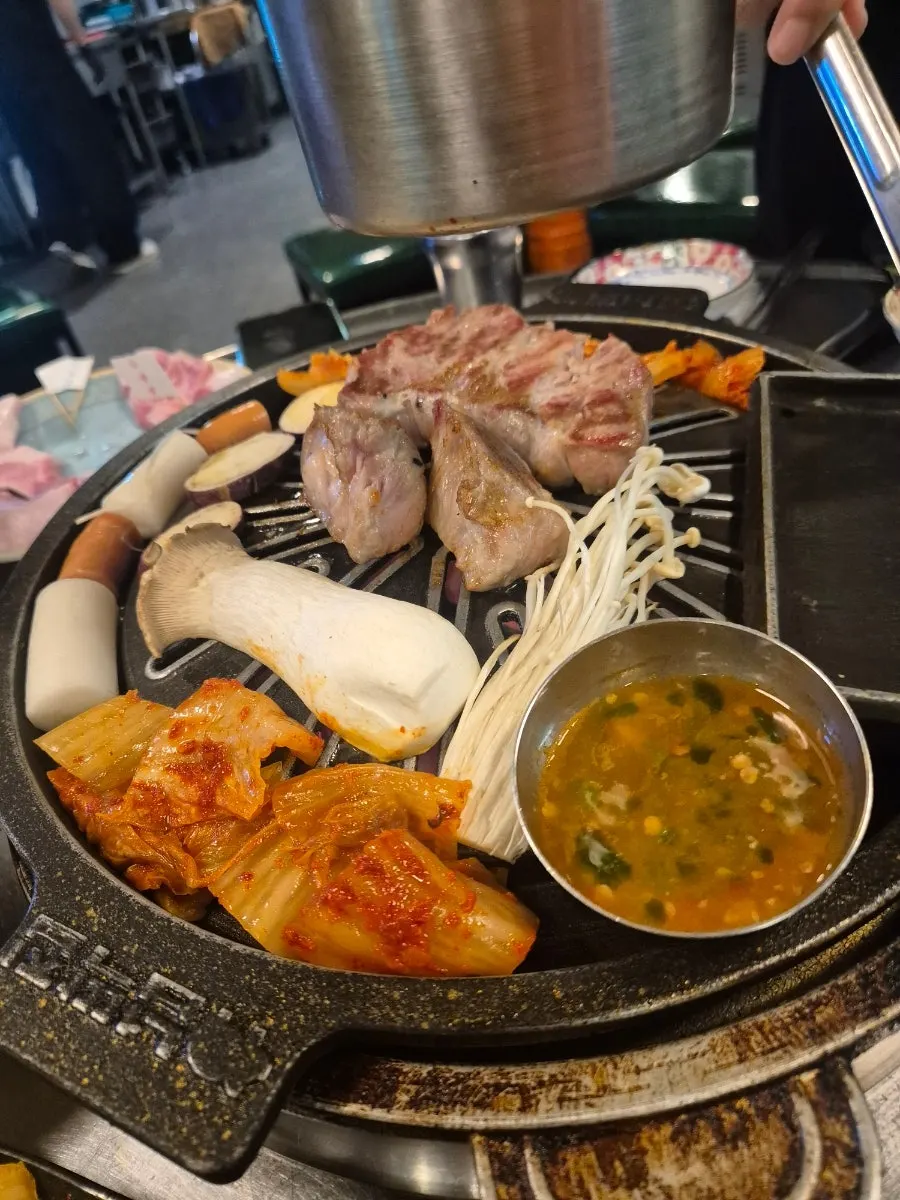불판 가장자리에 둘러 구운 사이드