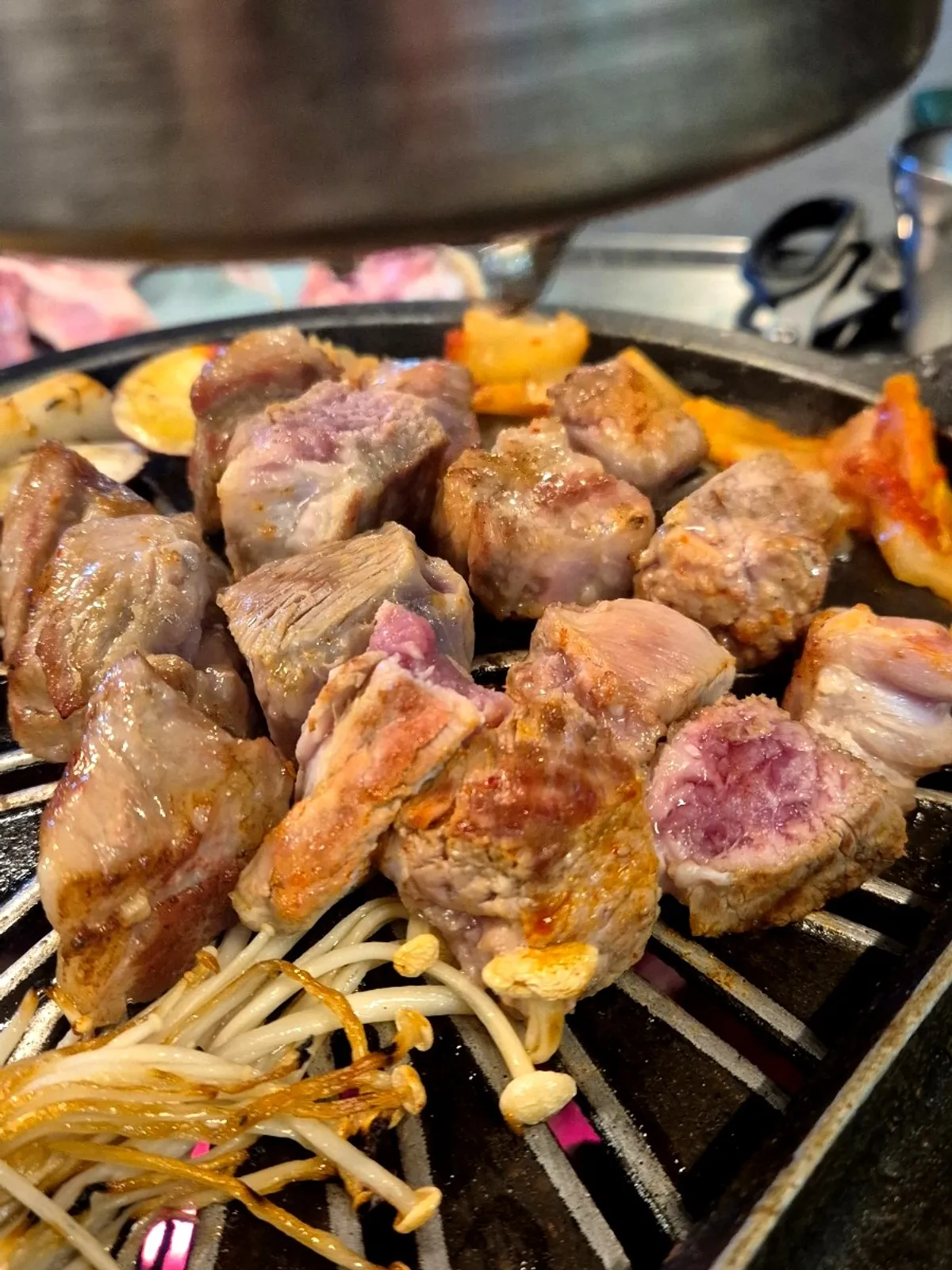 새송이버섯 가래떡 소시지와 함께 구워지는 고기