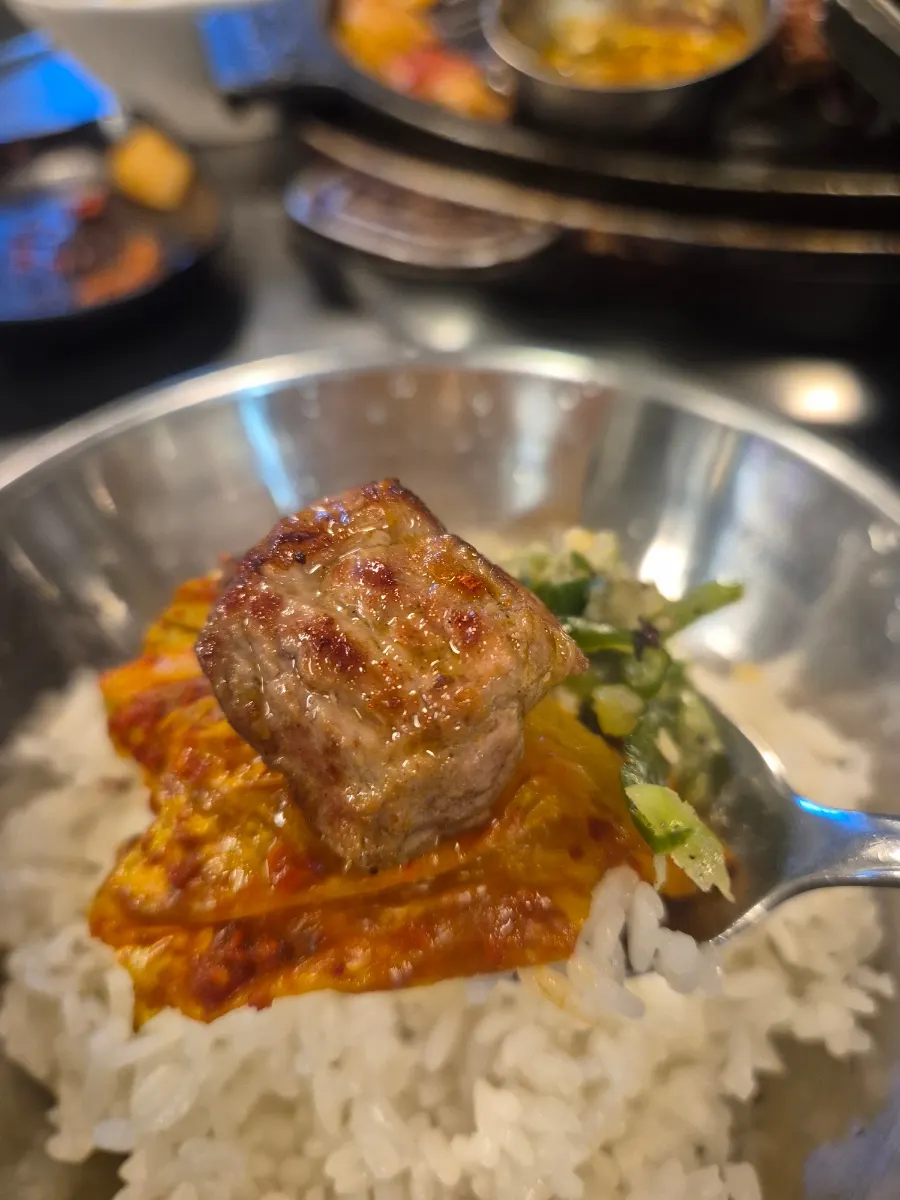 구운 김치와 파절이를 곁들인 쌈