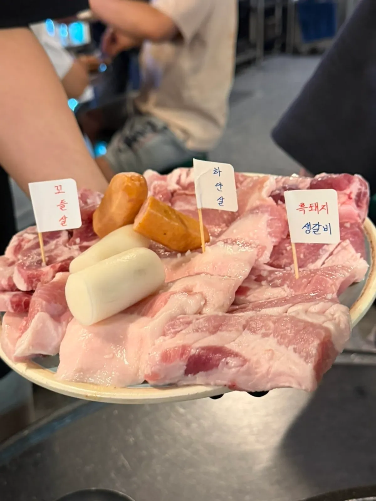 넙딱집 삼송점 불판 위 돼지 특수부위