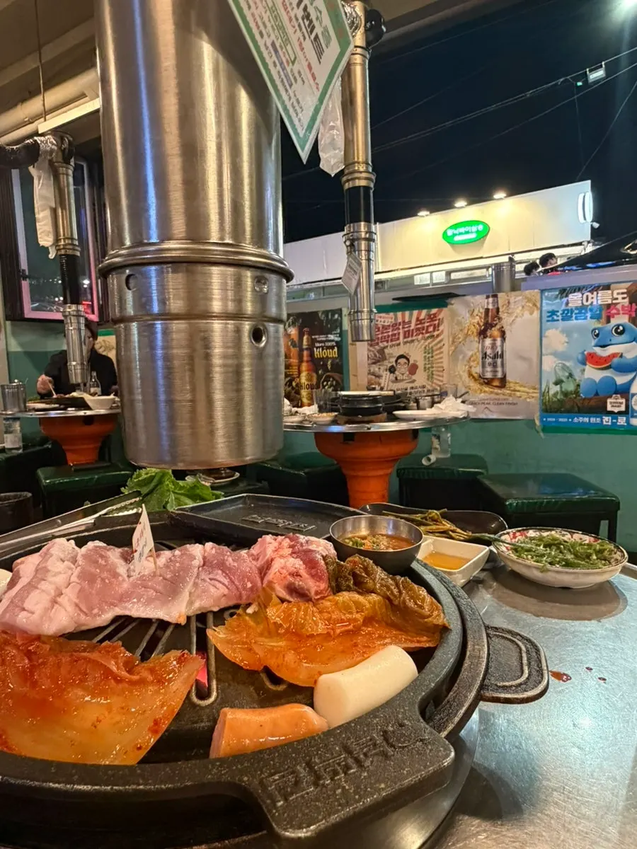 창문을 활짝 열어둔 넙딱집 삼송점 좌석