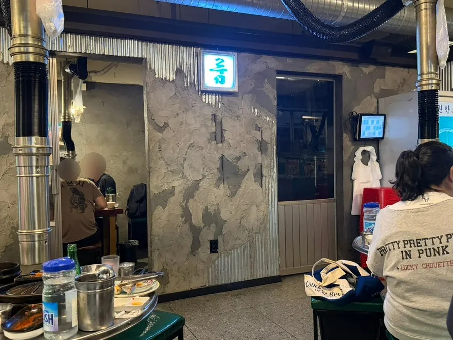 넙딱집 삼송점 매장 앞 주차 공간