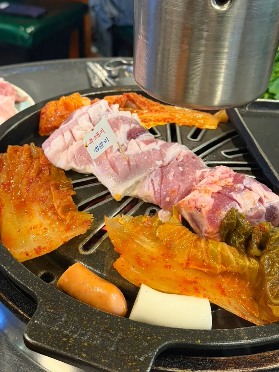 굽기 전 접시에 담긴 돼지 특수부위